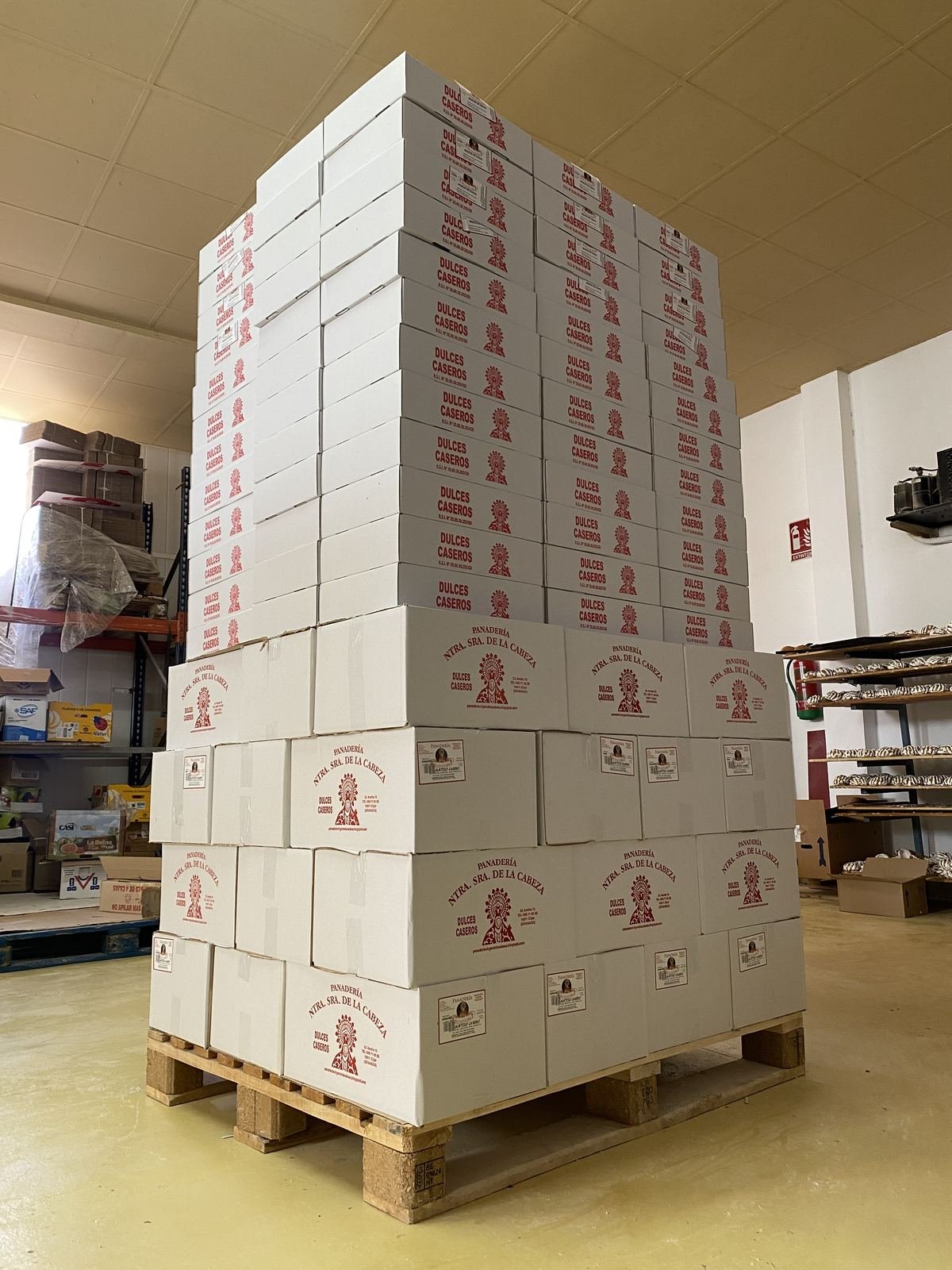 Palet de cajas de dulces caseros listo para el envío