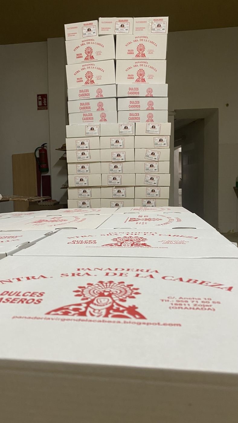 Cajas de dulces caseros apiladas en un palet